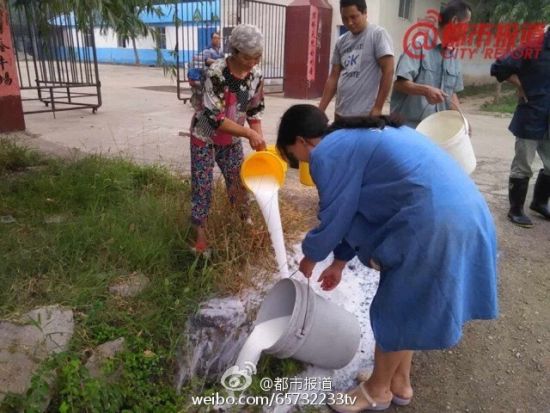 奶农倒掉牛奶