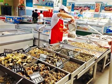 山东青岛海鲜市场贝类产品价格低 颇受市民欢迎 _