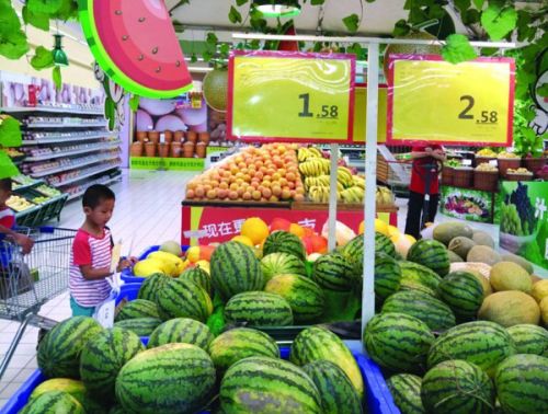 江苏无锡水果大量上市迎换季 入伏后价格普跌三成 _