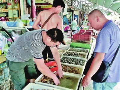 武汉淡水鱼价高市民改买海鲜解馋 _